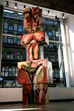 Em&ouml; Simonyi: Red figure